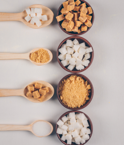 Açúcares em diferentes tipos de colheres, usados na indústria alimentícia.